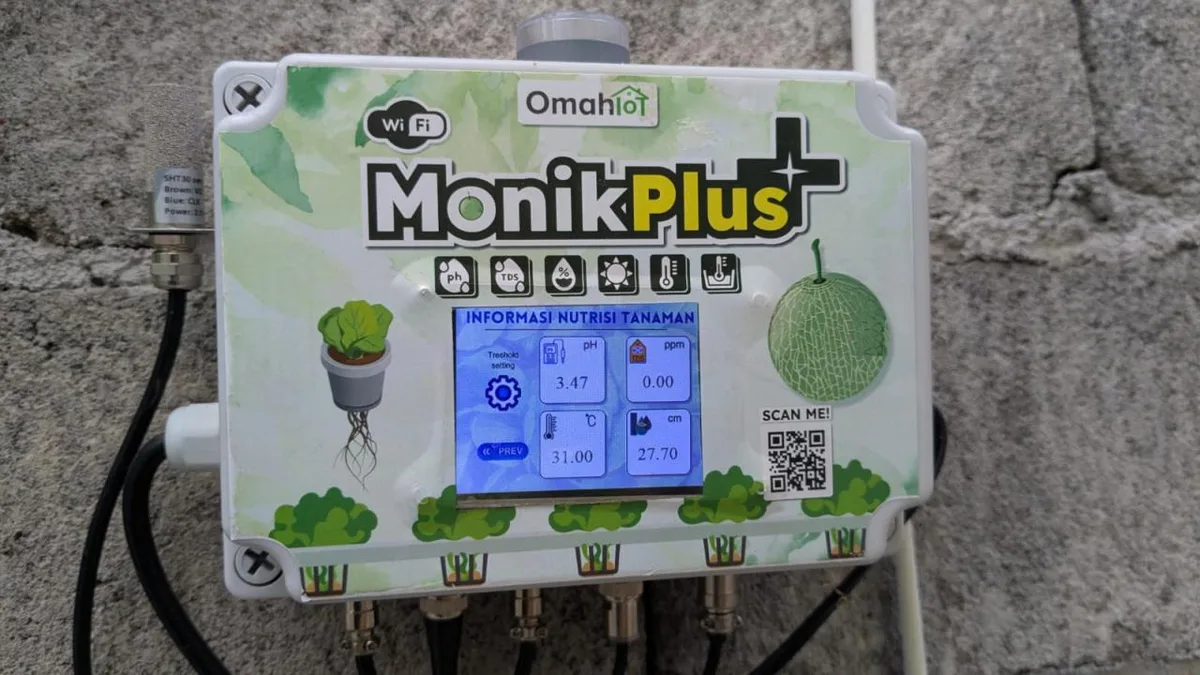 MonikPlus device with plant nutrition display installed in the field